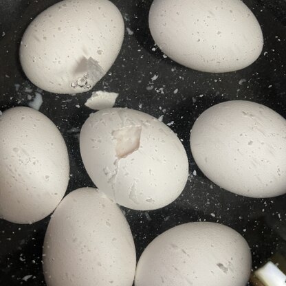ゆで卵どころか温泉卵より緩くなってしまいました..
卵の数などコツはあるのでしょうか、、